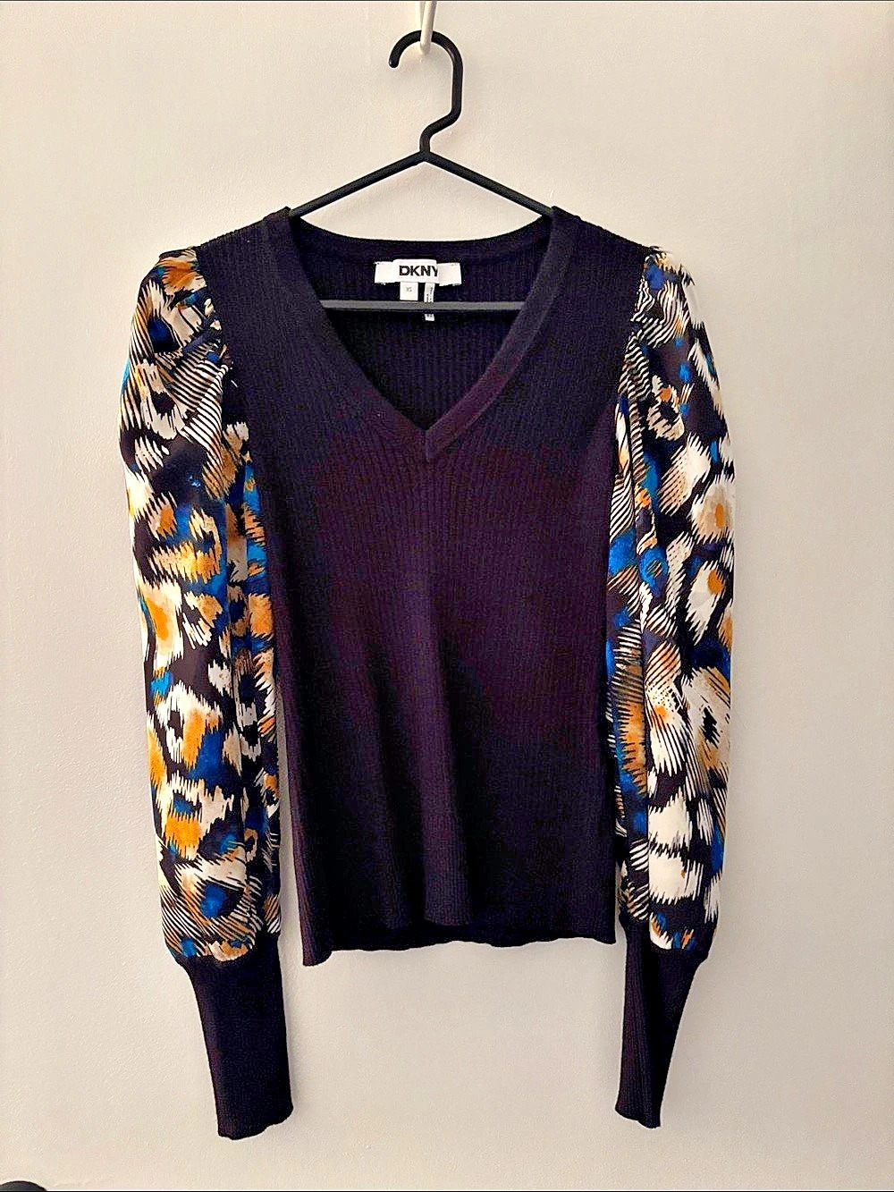 DKNY Women's Abstract Sleeve V-Neck Size Medium Like New